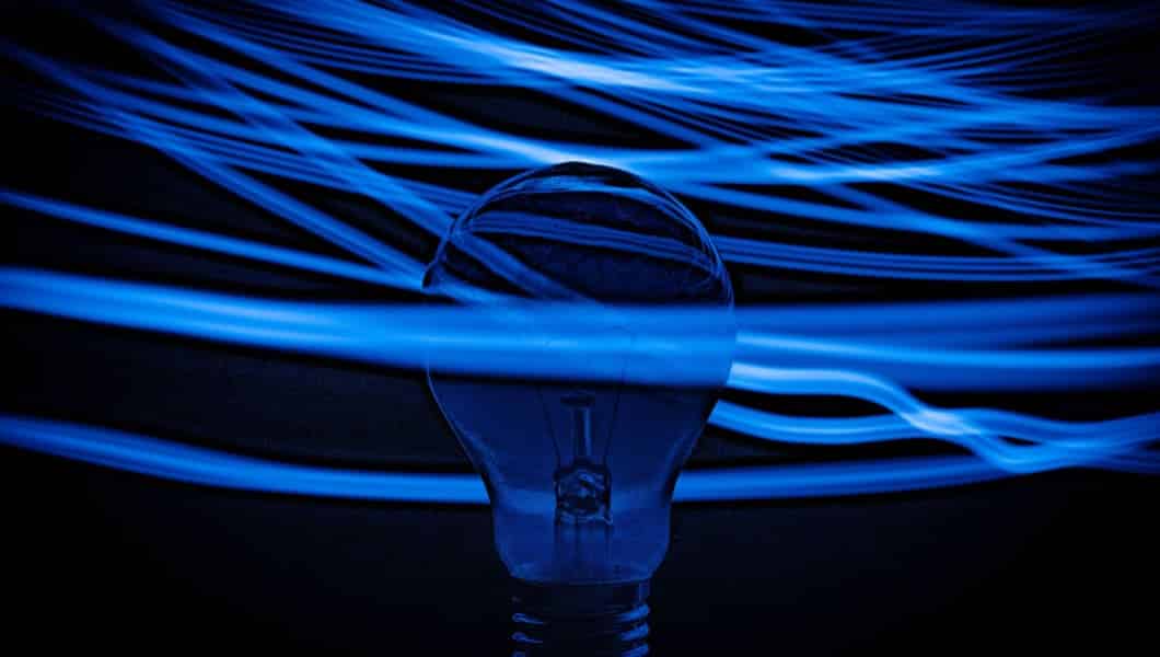 Una lampadina blu che illumina l’oscurità con innovazione e spirito da startup.