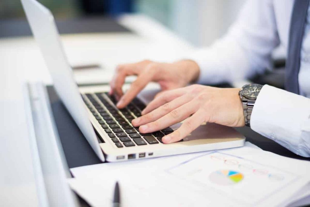 Un VECCHIO uomo d'affari che scrive su un computer portatile.