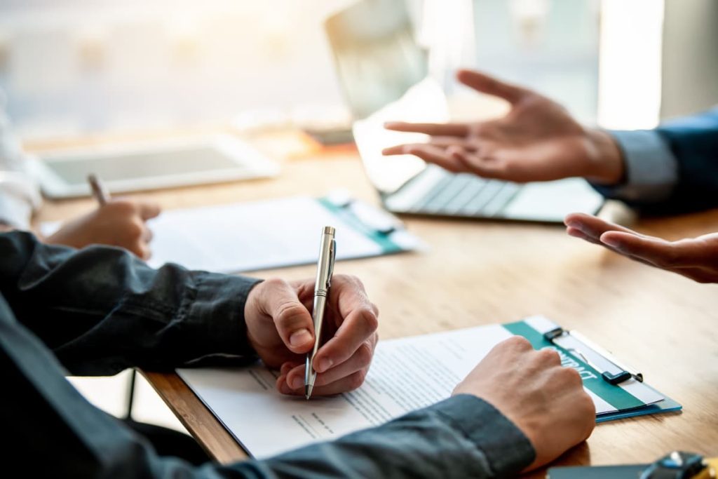 Un gruppo di uomini d'affari di Trovabando parla ad un tavolo aperto.