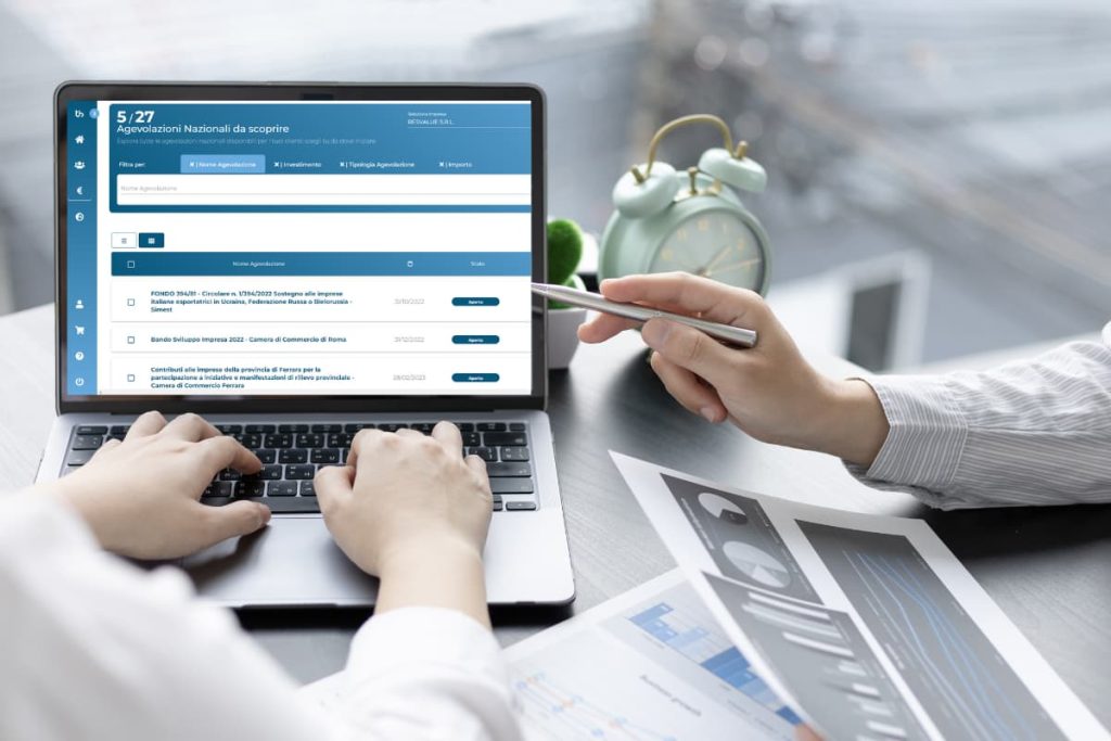 Due VECCHI professionisti che lavorano sullo schermo di un laptop.