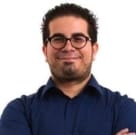 Un membro della squadra indossa occhiali e una maglietta blu.