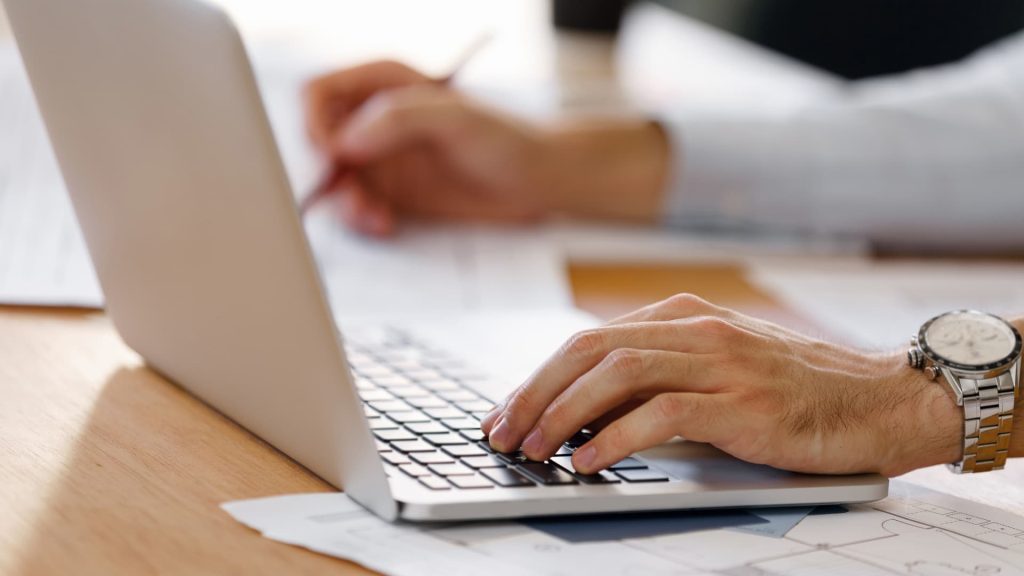 Un uomo che utilizza un computer portatile per ricevere consigli su come funziona.