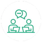 Due persone sedute al computer discutono su come formattare i contenuti aziendali e scambiano idee per un nuovo menu che aiuti l'azienda a fare crescere.